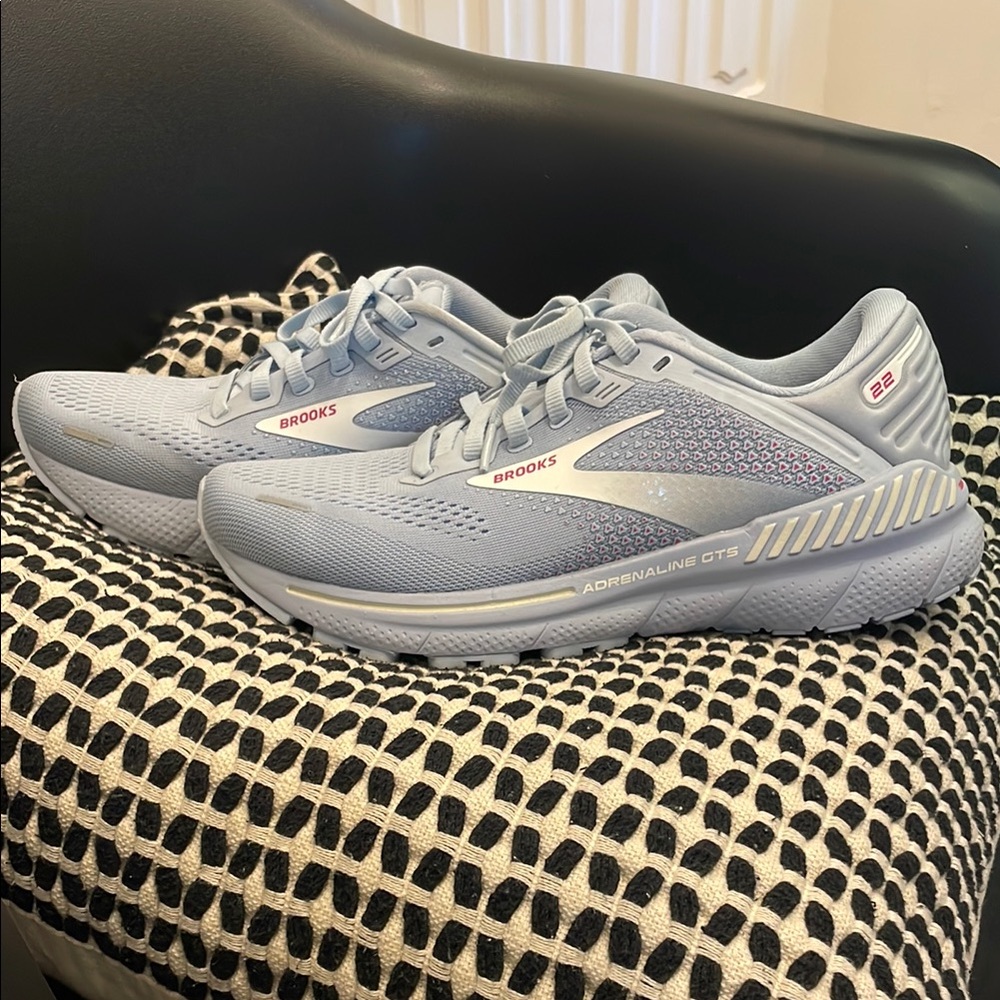 Brooks Adrenaline GTS 22; Kentucky blue, white, rose